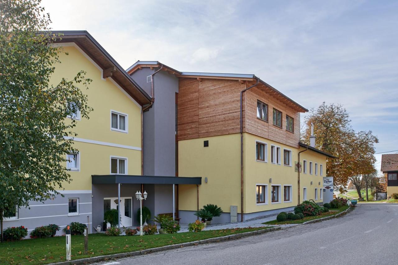 Hotel Gasthof-Strasser Tumeltsham Exterior photo